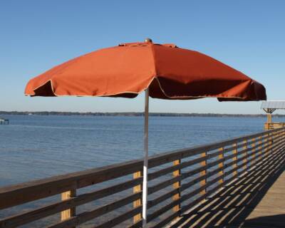 7.5' Bal Harbor Octagonal Dome Style Umbrella with Single Top Vent and Valance