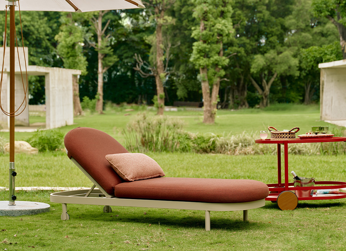 Jumbo II Armless Sunlounger with Rear Wheels - Image 3